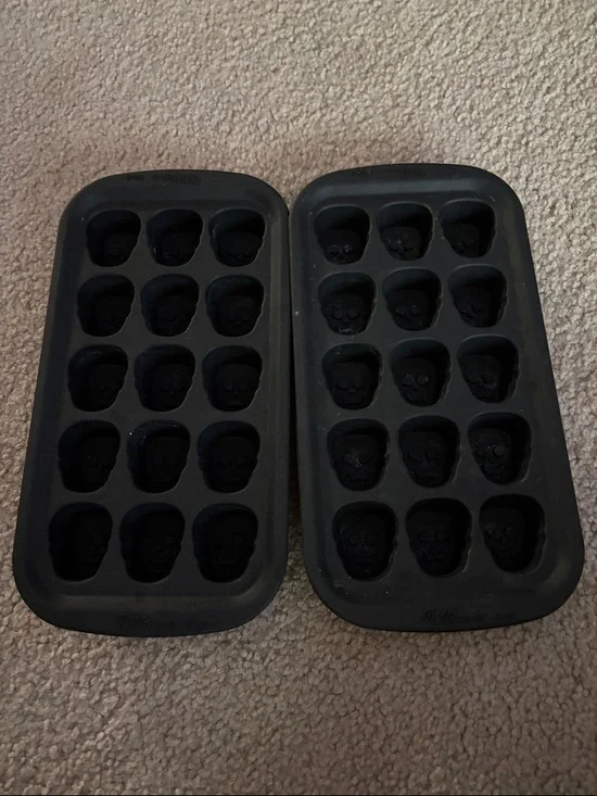 Wilton Skull Ice Cube trays - Picture 2 of 4